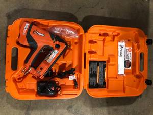 lot 38 image: Paslode Lithium-Ion Battery 16-Gauge Angled Cordless Finished Air Tool Nailer   Customer Returns See Pictures