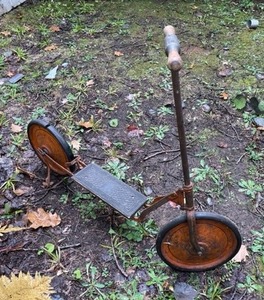 lot 7 image: LARGE VINTAGE (ALMOST ANTIQUE) SCOOTER