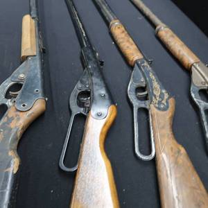 lot 14 image: 4 VINTAGE DAISY BB RIFLESPELLET GUNS