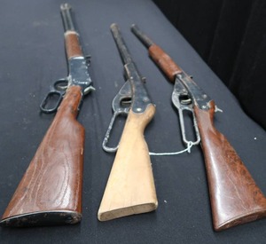 lot 17 image: VINTAGE DAISY BB RIFLESPELLET GUNS