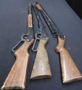 lot 19 image: 3 DAISY BB GUNS  RIFLES