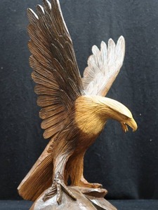 lot 21 image: WOODEN EAGLE CARVING