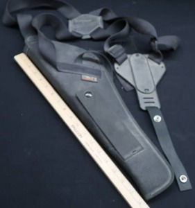 lot 23 image: UNCLE MIKES SIDEKICK SHOULDER HOLSTER