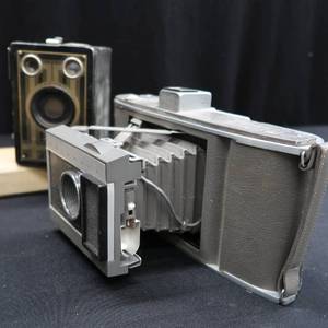 lot 43 image: CAMERAS OF YESTERYEAR
