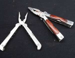 lot 47 image: 2 MULTIFUNCTIONAL TOOLS