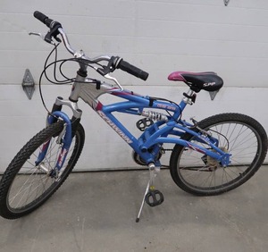 lot 48 image: GIRLS SCHWINN GS25 BICYCLE