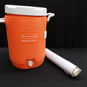 lot 56 image: RUBBERMAID WATER COOLER WITH CUP HOLDER
