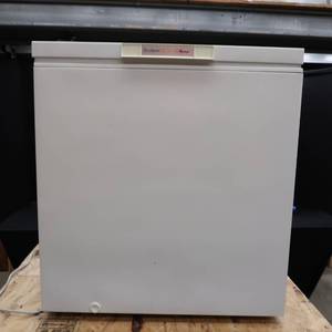 lot 78 image: AMANA DEEPFREEZE  CHEST FREEZER IN VERY CLEAN CONDITION