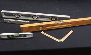 lot 86 image: 4 VINTAGE LEVELS AND A FOLDING WOODEN RULER