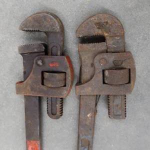 lot 89 image: 2  24 PIPE WRENCHES