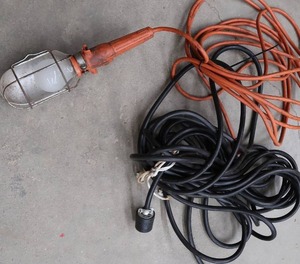 lot 99 image: TROUBLE LIGHT AND HEAVY DUTY EXTENSION CORD