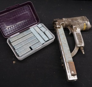 lot 133 image: PNEUMATIC STAPLE GUN