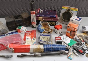 lot 135 image: ASSORTMENT OF CAR PARTS AND CHILTON MANUAL