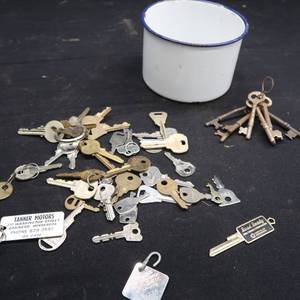 lot 169 image: SKELETON KEYS VINTAGE KEYS ENAMEL DISH