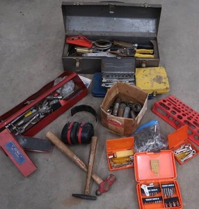lot 172 image: METAL TOOLBOX PLUS