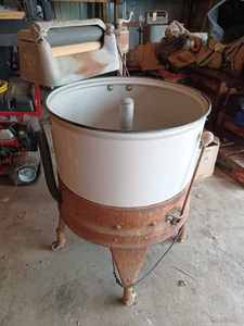 Vintage Maytag Electric Wringer Washer (Missing Cover)