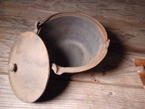 Small Cast Iron Kettle with Lid, Approx. 6-inch or 8-inch Kettle