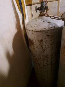 lot 1027B image: 100lb Propane Tank