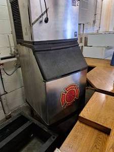lot 997 image: Manitowoc Ice Machine QD0452A