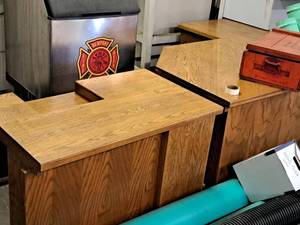 lot 1032 image: Wooden Office Desk 3-piece