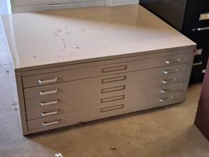 lot 1040 image: Metal File Cabinet 5-drawer