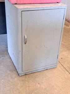 lot 1053 image: Metal Storage Cabinet 1-door2-shelf