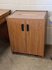 lot 1072 image: Rolling Storage Cabinet 2-door2-shelf