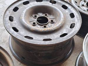 lot 1103 image: Lot of (1) 17 Steel 5-Lug Rim