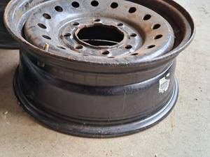 lot 1104 image: Lot of (1) 17 Steel 8-Lug Rim