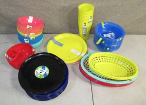 lot 6 image: Bin of Plastic Cups Dishes and Baskets