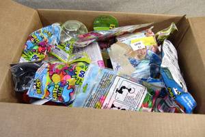 lot 188 image: 10 x 13 x 19 Box of Kids Toys Balloons and Activities