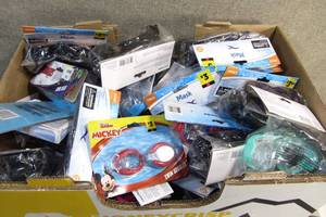lot 189 image: Bulk Apple Box Adult and Kids Swim Masks