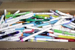 lot 214 image: 17 x 7 x 7 Box of Mildliner Markers and Gel Pens