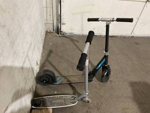 lot 66 image: LOT OF 2 Razor Scooters - EColor Rave and A5 Air