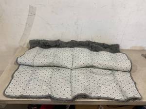 lot 260 image: 62 x 44 Grey Area Shag Rug