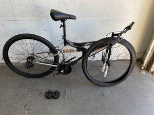 lot 10 image: Dynacraft Silver Canyon 26 Mountain Bike