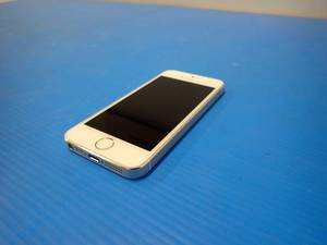 lot 13 image: Apple&nbspiPhone 5s A1533  16GB of storage  Carrier is unknown  No charger