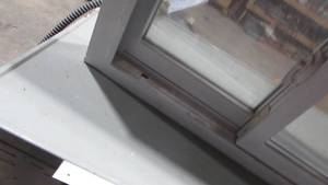 lot 20 image: Small Sliding Window With Screen