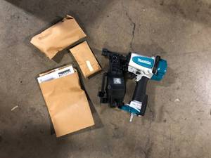 Makita 1-34 in. 15° Roofing Coil Nailer     Customer Returns See Pictures