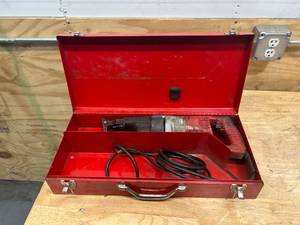 lot 34 image: MILWAUKEE Heavy Duty Sawzall with Hard Case