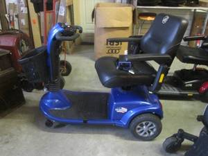 lot 2 image: (FRNT) Golden Companion HD 3-Wheel ...