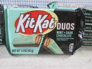 lot 36 image: (B-1) 12 Kit Kat Duos Mint  Chocol...