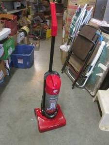 lot 58 image: (F-1) Dirt Devil Upright Vacuum Cle...