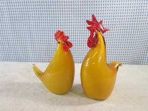 lot 61 image: (FS) Glass Rooster and Chicken - Ro...