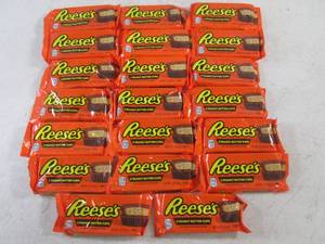 lot 125 image: (B-1) 20 Reeses Peanut Butter Cups ...