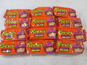 lot 130 image: (B-3) 12 King Size Reeses Pretzels ...