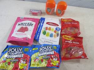 lot 131 image: (B-2) Assorted Bag Candy and Mints ...