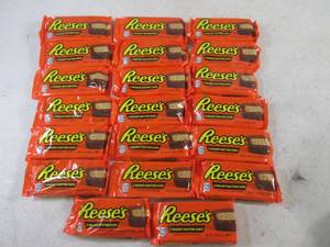 lot 133 image: (B-3) 20 Reeses Peanut Butter Cups ...