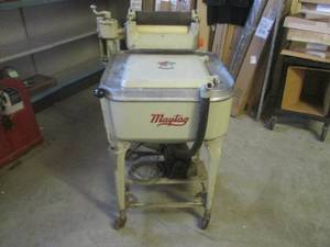 lot 165 image: (EW1) Vintage Maytag Electric Washi...