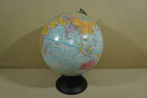 lot 16 image: Globe Master 12 Rotating Globe